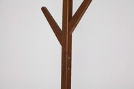 Ganchos de madera del soporte 6 de la suspensión de capa de la nuez casera lisos para la ropa de protección