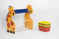 La forma de la jirafa embroma al organizador del almacenamiento del juguete, estante plástico de los compartimientos de almacenamiento del juguete