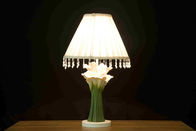 Lámparas de mesa caseras clásicas de las cabinas del país con la forma cristalina de la flor de la ejecución