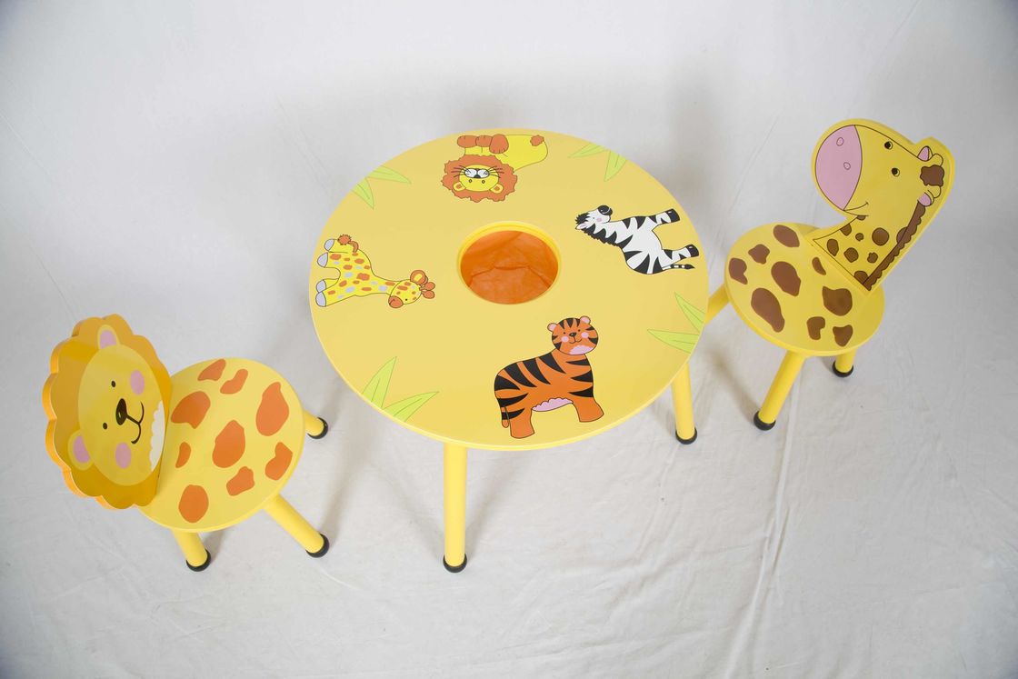 La tabla temática y las sillas de los niños animales de madera con el bolsillo ocultado